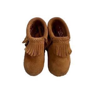 Minnetonka Riley Baby Booties In Brown